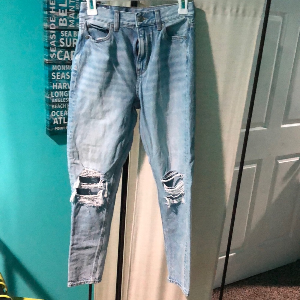 Like new American eagle light wash mom jean